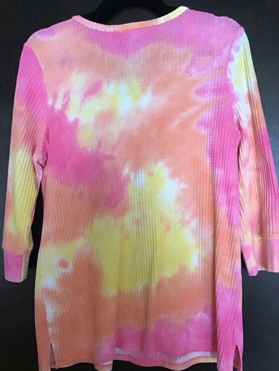 Belle by Kim Gravel Waffle Knit Pink Yellow Orange Tie-Dye 3/4 Sleeve V-Neck Tee - Picture 3 of 4